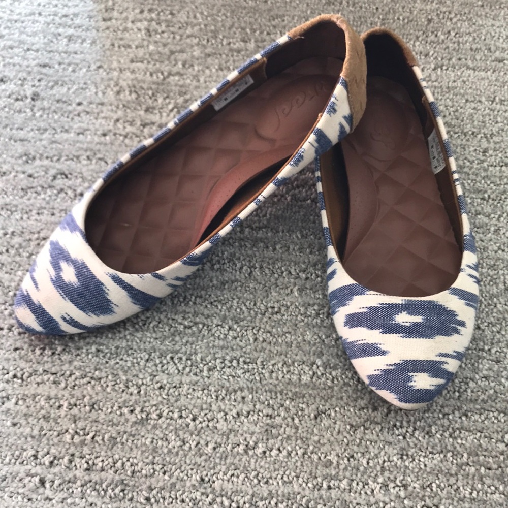 Super cute trendy Reef flats